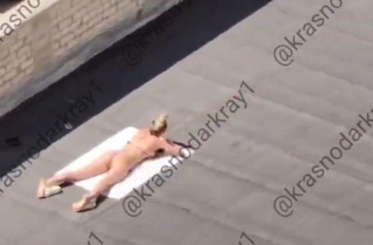 Краснодарки загорают на крышах детских поликлиник: видео