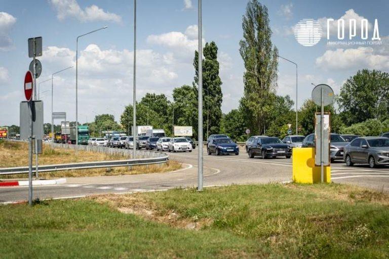 Туристов попросили не ехать к Крымскому мосту: в пробке 1300 машин