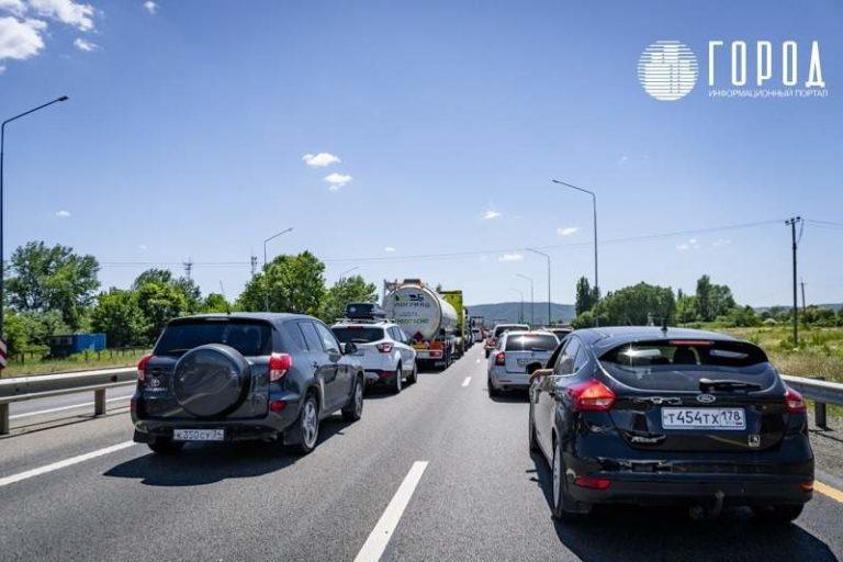 Пробки на трассах к Чёрному морю растянулись на 60 километров