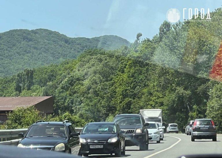 На М-4 «Дон» образовались 25-километровые пробки к морю