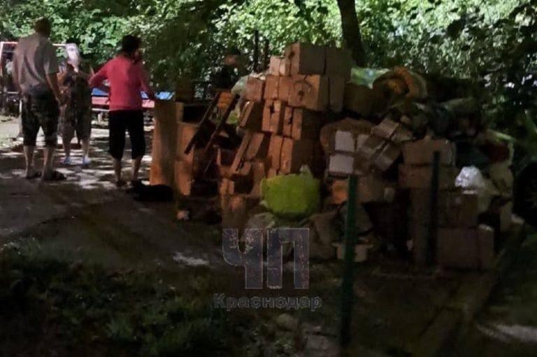 В Краснодаре женщину заселили с вещами на детскую площадку: видео