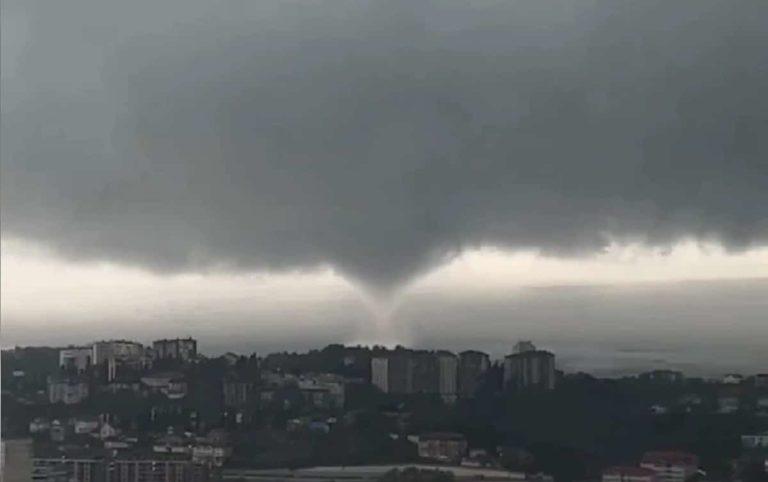 Штормовое предупреждение продлили до 25 июля в Краснодарском крае