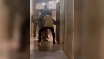 Спецназ штурмовал квартиру с угрожавшим ружьём мужчиной в Сочи: видео