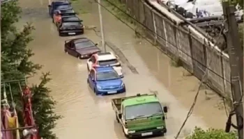 Авто и люди в реках-улицах: видео и фото потопа в Сочи