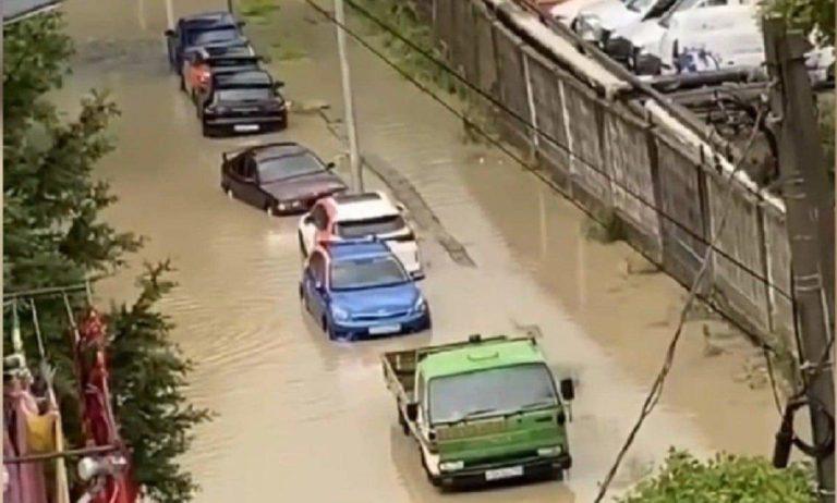 Авто и люди в реках-улицах: видео и фото потопа в Сочи