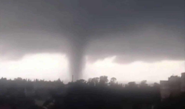 Население предупредили о шторме с градом и смерчах на Чёрном море