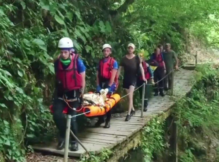 Туристка сорвалась со скалы в Сочи: видео спасения