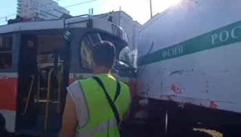 В Краснодаре трамвай протаранил автозак: видео