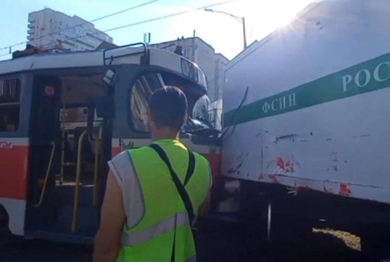 В Краснодаре трамвай протаранил автозак: видео