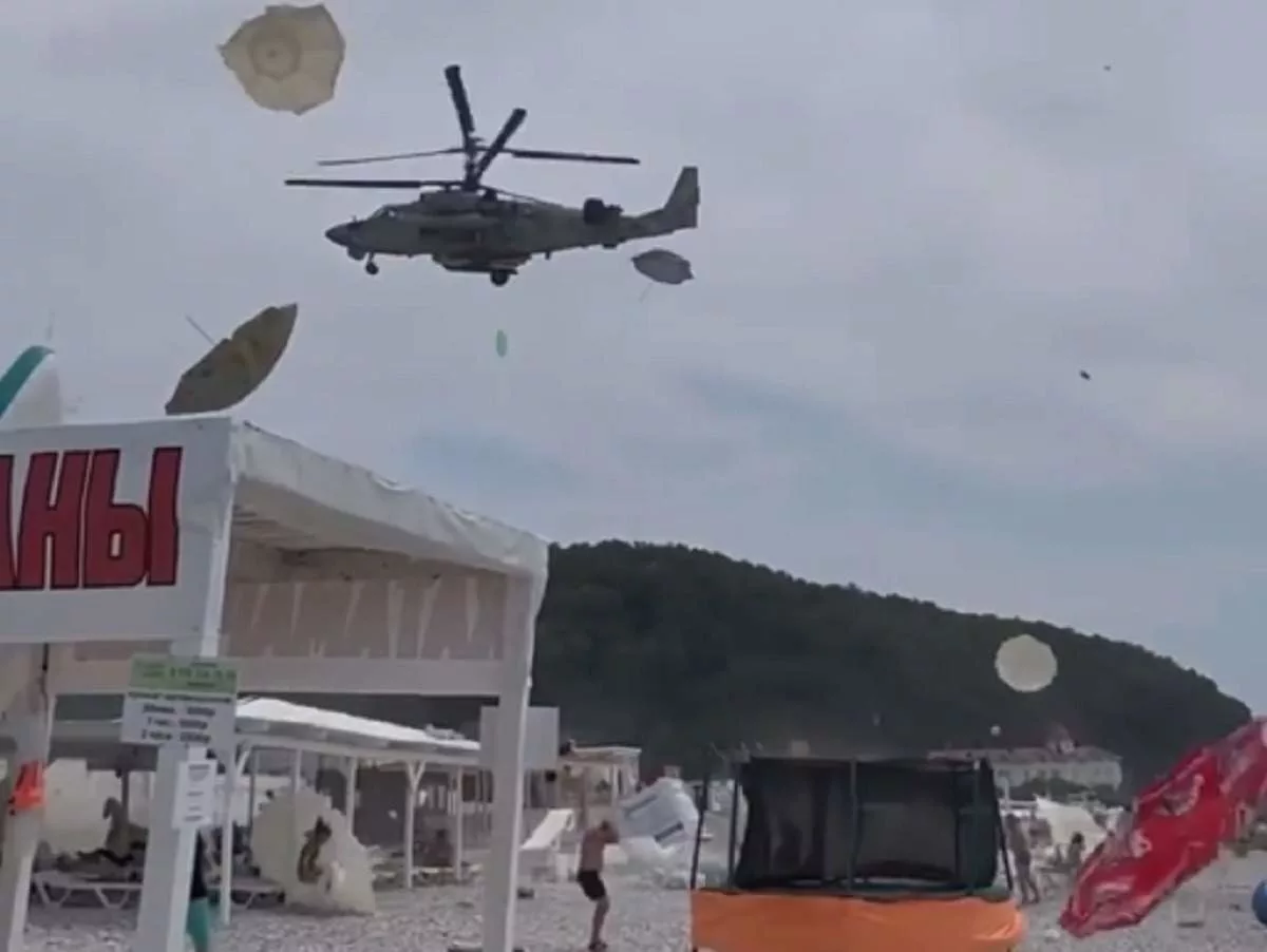 Туристов на Чёрном море пугают вертолёты и подлодки: видео и фото