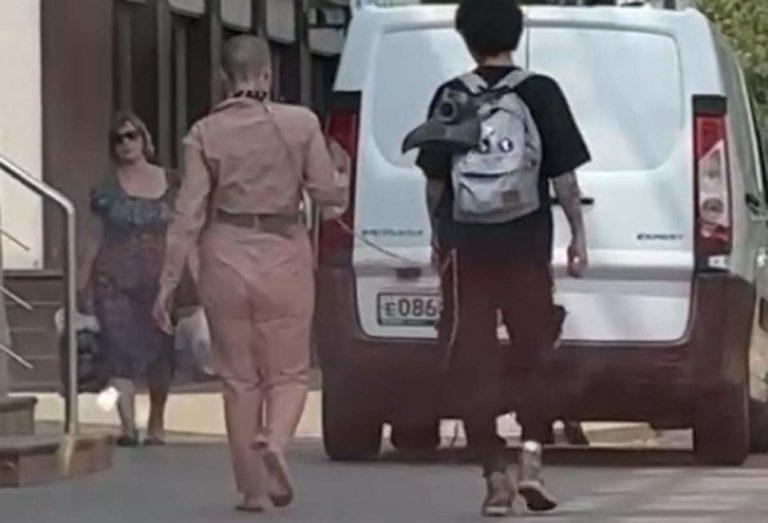 Краснодарец выгуливает на поводке босоногую девушку: видео