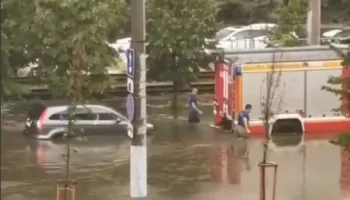 Тонут машины и валит столбы: видео последствий ливня в Краснодаре