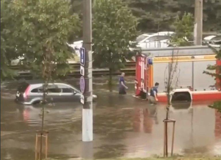 Тонут машины и валит столбы: видео последствий ливня в Краснодаре