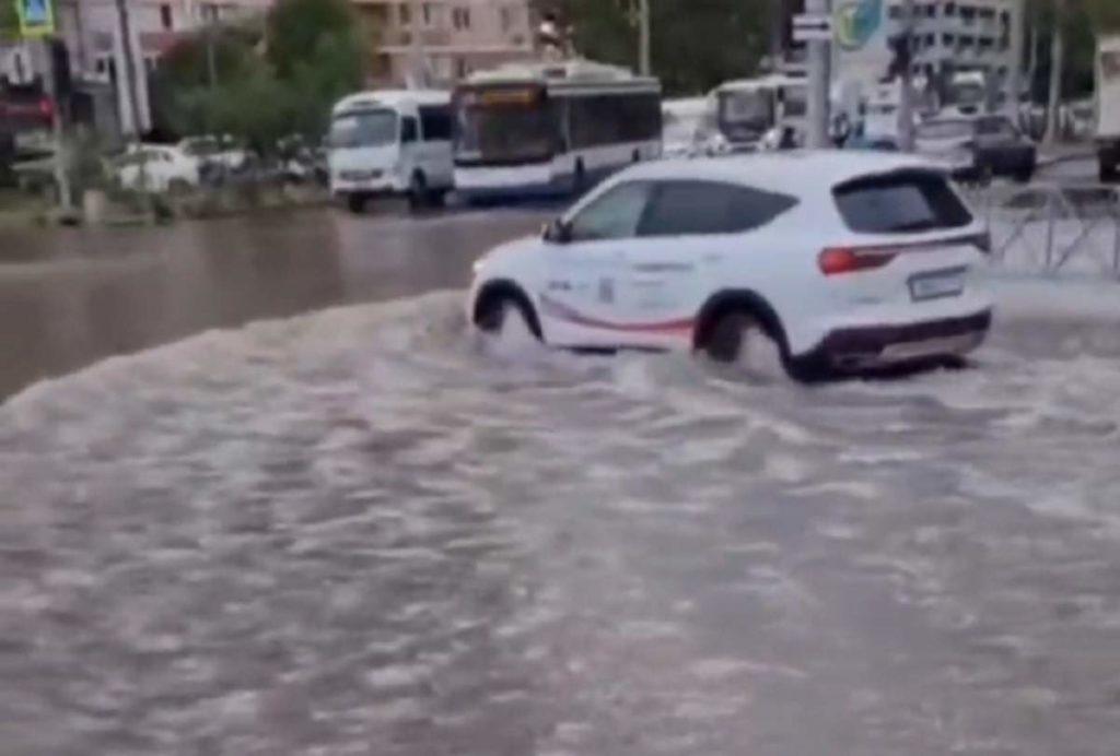 Тонут машины и валит столбы: видео последствий ливня в Краснодаре