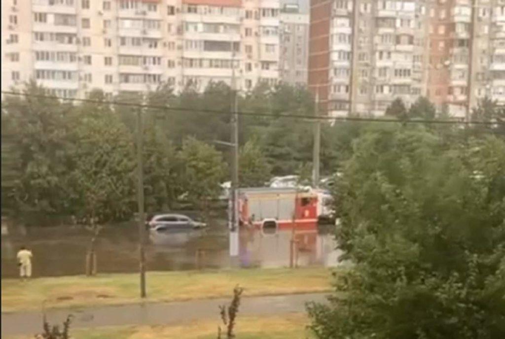 Тонут машины и валит столбы: видео последствий ливня в Краснодаре