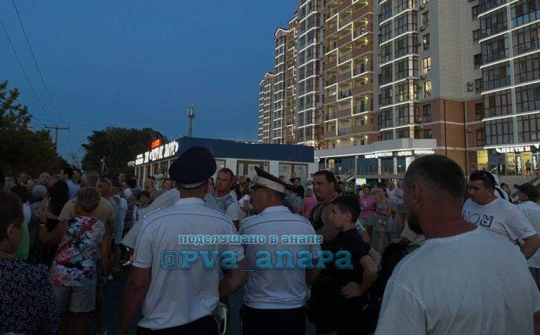 В Анапе жители перекрыли дорогу к «Чёрному морю» из-за отсутствия воды