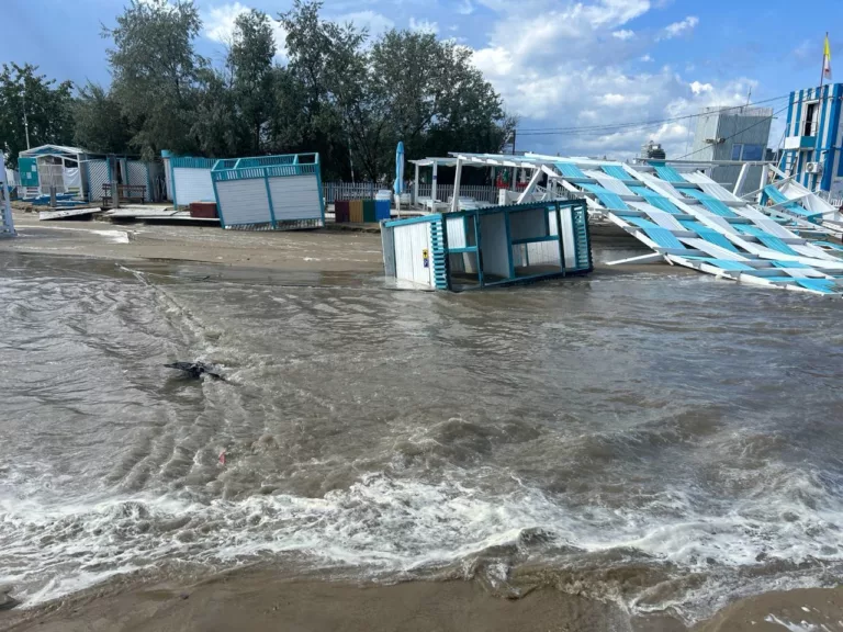 Ливень разрушил пляжи Анапы: фото и видео