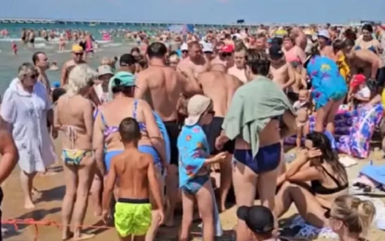 Двух тонущих туристов с эпилепсией спасли на пляже Витязево: видео