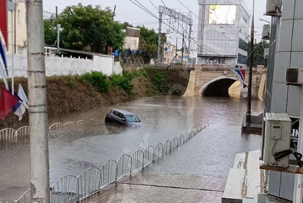 новости краснодара, армавир, затопило, машина утонула2