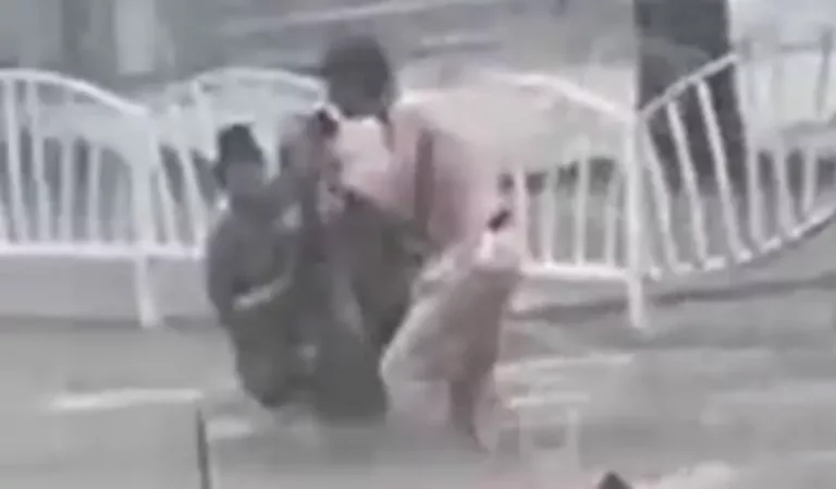 Пенсионерку унесло волной во время ливня в Армавире: видео