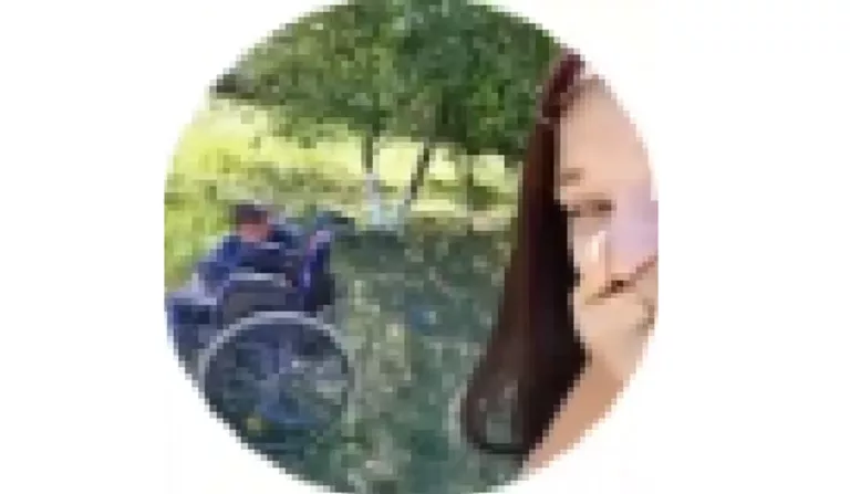 В Краснодарском крае школьницы издевались над инвалидом ради лайков: видео