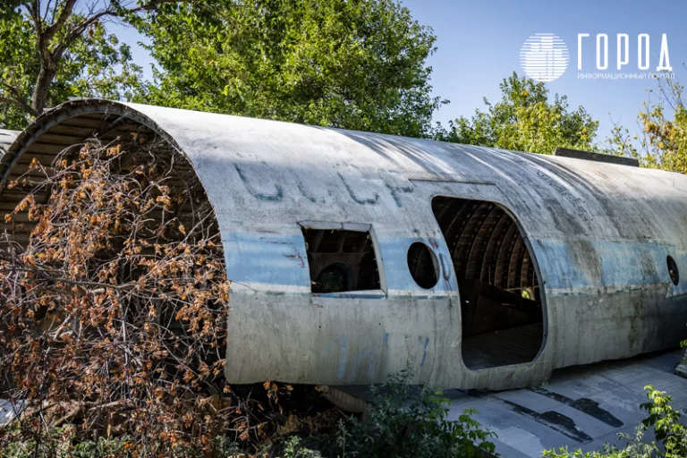 Легендарный самолёт Ан-10А растаскивают на металл: тайна судьбы заброшки Краснодара