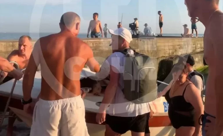 В Сочи катер переехал на пляже туристку: видео