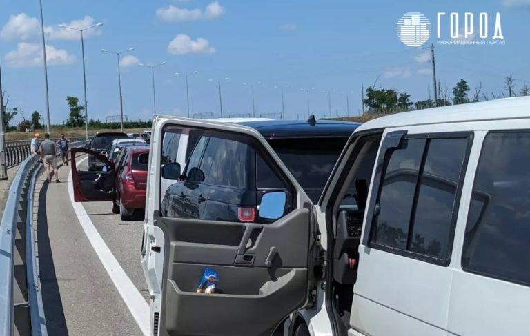 У Крымского моста 13-километровая пробка из тысяч туристов