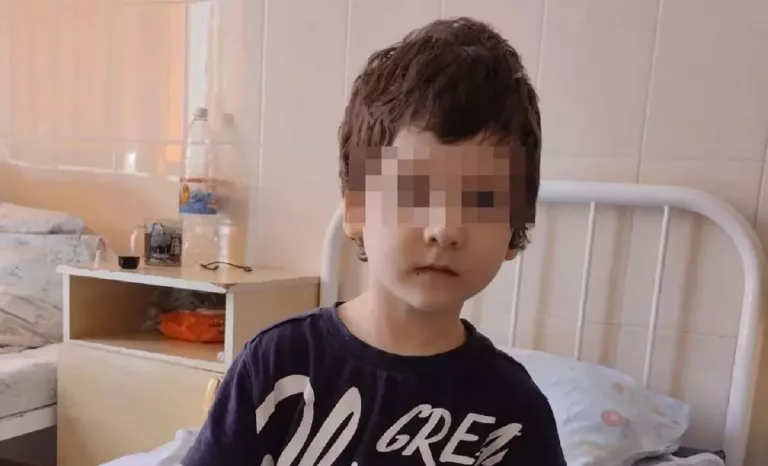 Брошенного ночью на улице Новороссийска 5-летнего мальчика увезли в Дагестан