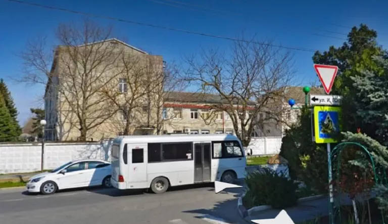 «Тараканы, извёстка, развал»: туристка сняла видео инфекционной больницы Анапы