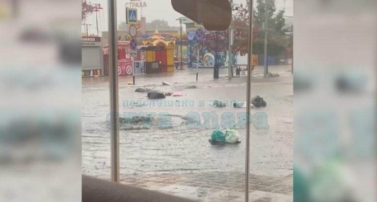 Фекальные реки с мусором затопили Анапу после дождя: фото и видео потопа