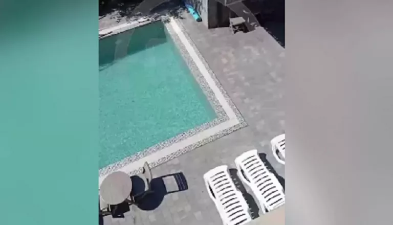 В отеле Геленджика школьник сбросил на 5-летнюю девочку пакет с водой: видео