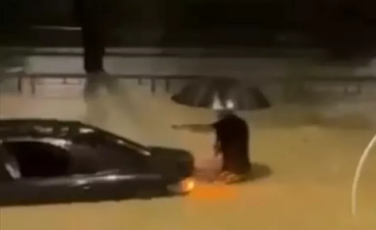 В Сочи после ливня утонули машины и автобусы: видео потопа