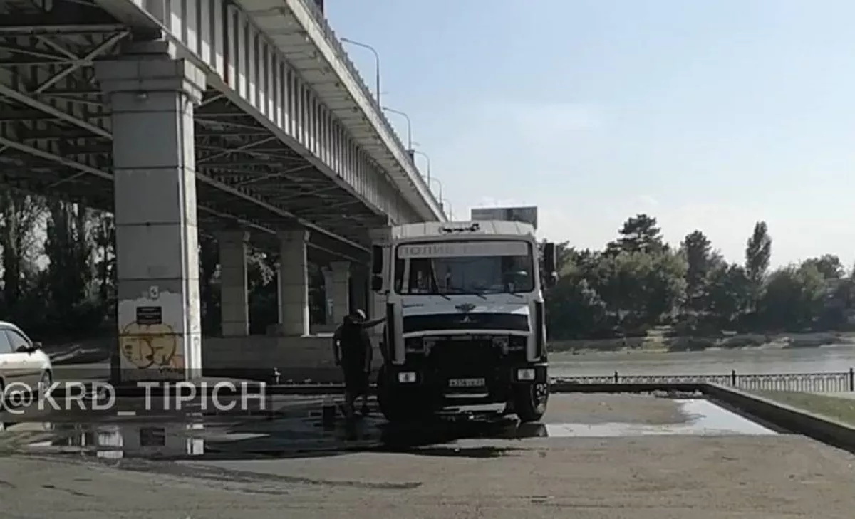 новости краснодара, река кубань, полив, грязной водой, тургеневский мост