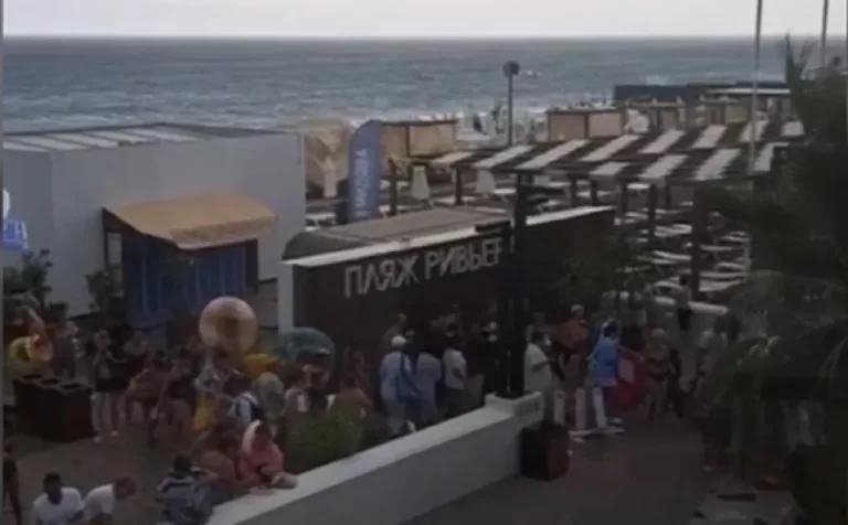 Эвакуировали туристов, перевернуло лодки и гидроциклы: шторм в Сочи на видео и фото