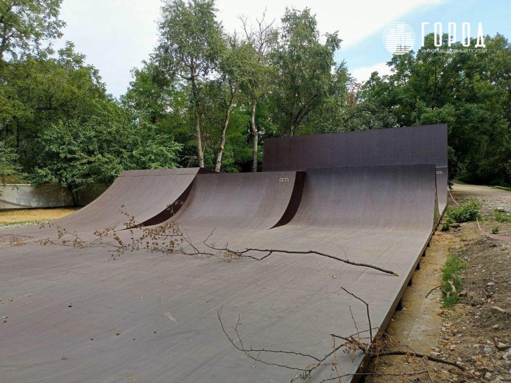 В Краснодаре построили крупнейший скейт-парк: фотовидеорепортаж - деревянный "шлагбаум".