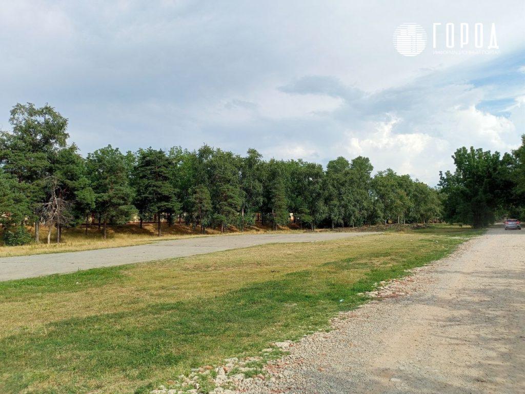 В Краснодаре построили крупнейший скейт-парк: фотовидеорепортаж - парковка среди лесопосадок.