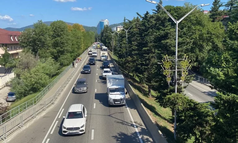 Краснодарских водителей обвинили в многокилометровых пробках Сочи