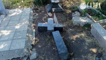 Памятник ведьме Краснодара завалили мусором и сломали кресты на могилах