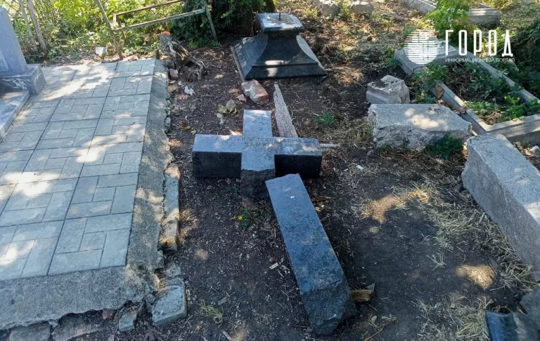 Памятник ведьме Краснодара завалили мусором и сломали кресты на могилах