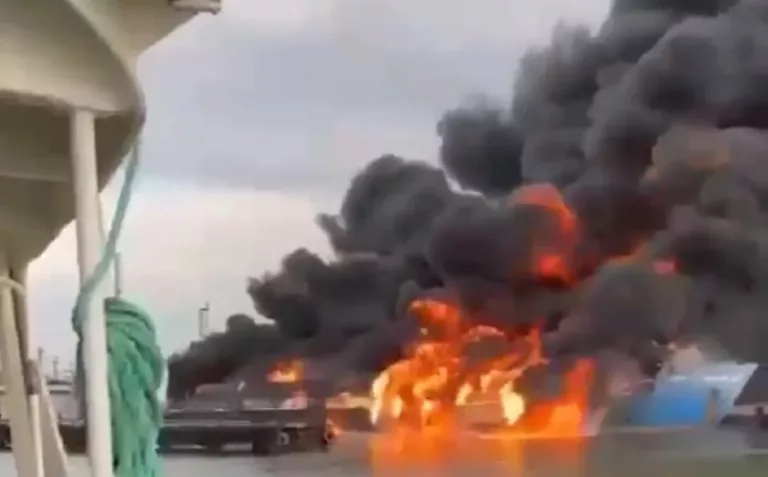 Паром затонул в порту «Кавказ»: видео хронологии пожара