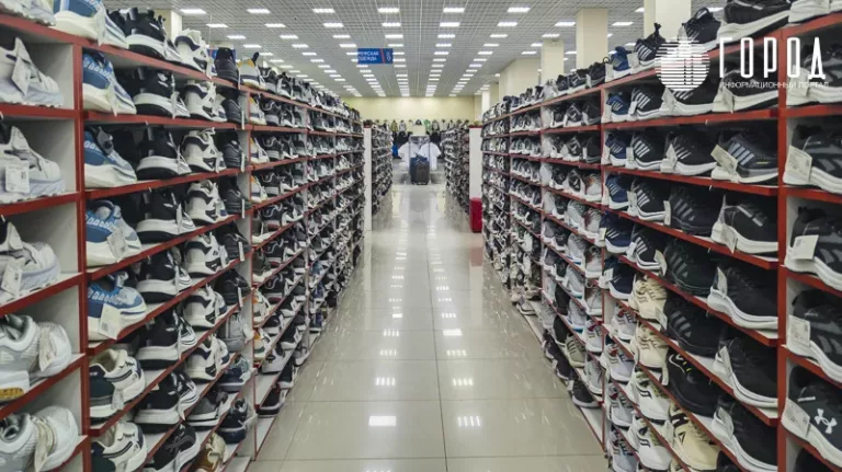 От СССР до наших дней: как поддельные кроссовки мировых брендов с 1990-х обувают Россию