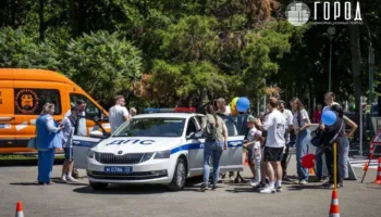 Новости Краснодара, Город, машина полиции, люди у полицейской машины, протест активистов-экологов