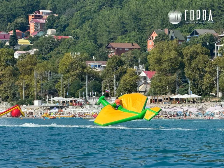 «Наступило 32 августа»: пляжи Сочи в фото последних дней лета-2024