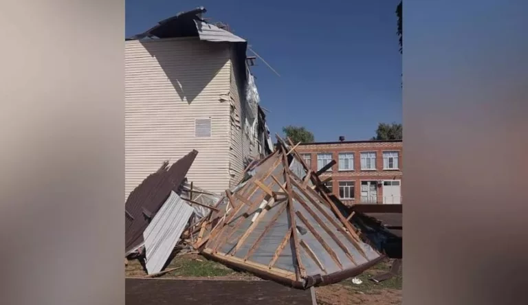 Дети учатся в школе с сорванной крышей в Краснодарском крае