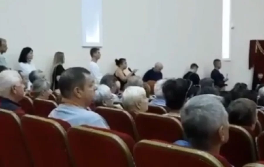 Женщина рассказала о происходящем конфликте с приезжими после драки у Афипского дома культуры.