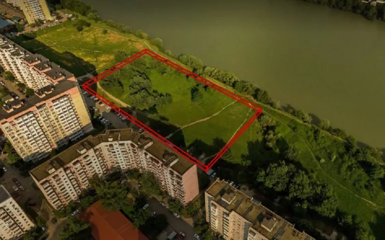 «Преступление против наших детей»: краснодарцы массово просят Путина запретить строительство храма в ЮМР