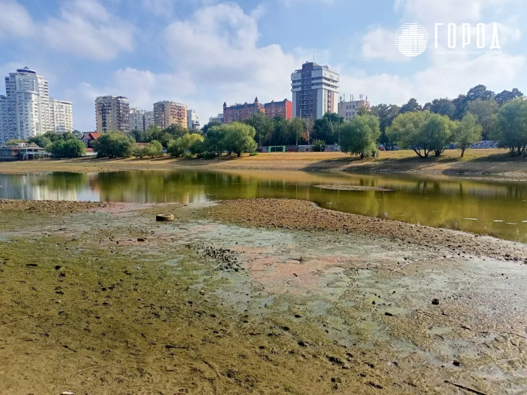 Загрязнённая обмелевшая река Кубань в Краснодаре.