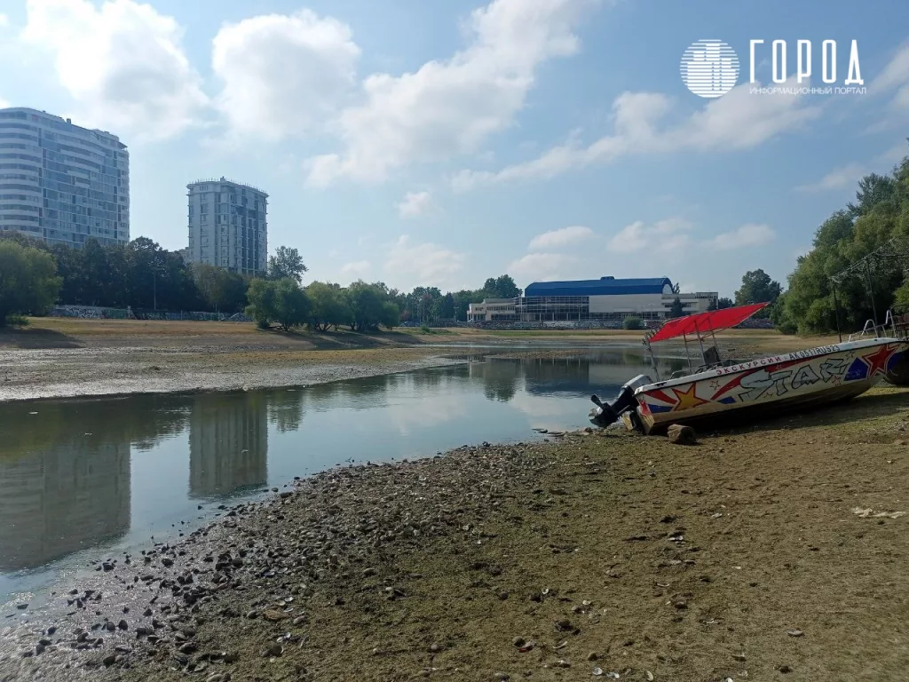 Затон в Краснодаре с видом на ДС "Олимп" с обмелевшей Кубанью в мусоре.