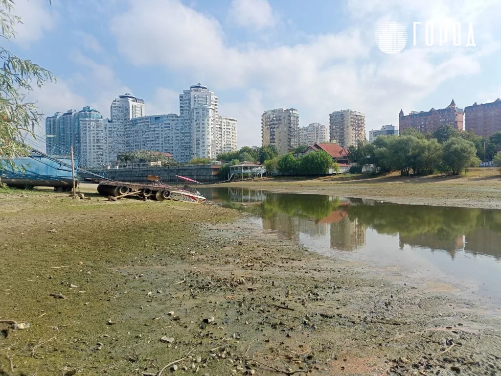 Ракушки и мусор на обмелевшем дне Кубани на Затоне Краснодара. 